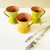 3 tasses en céramique émaillée verte et jaune, signées