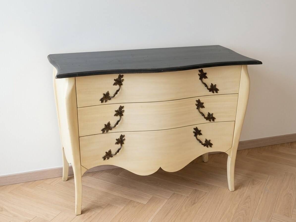 Grande commode style Louis XV de couleur crème