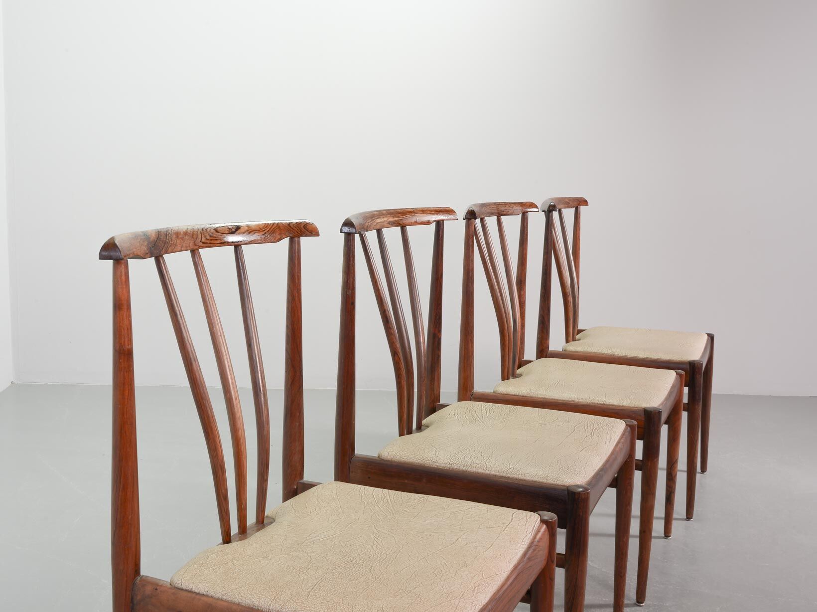 Chaises de salle à manger scandinaves à dossier fuseau en palissandre et revêtement blanc cassé