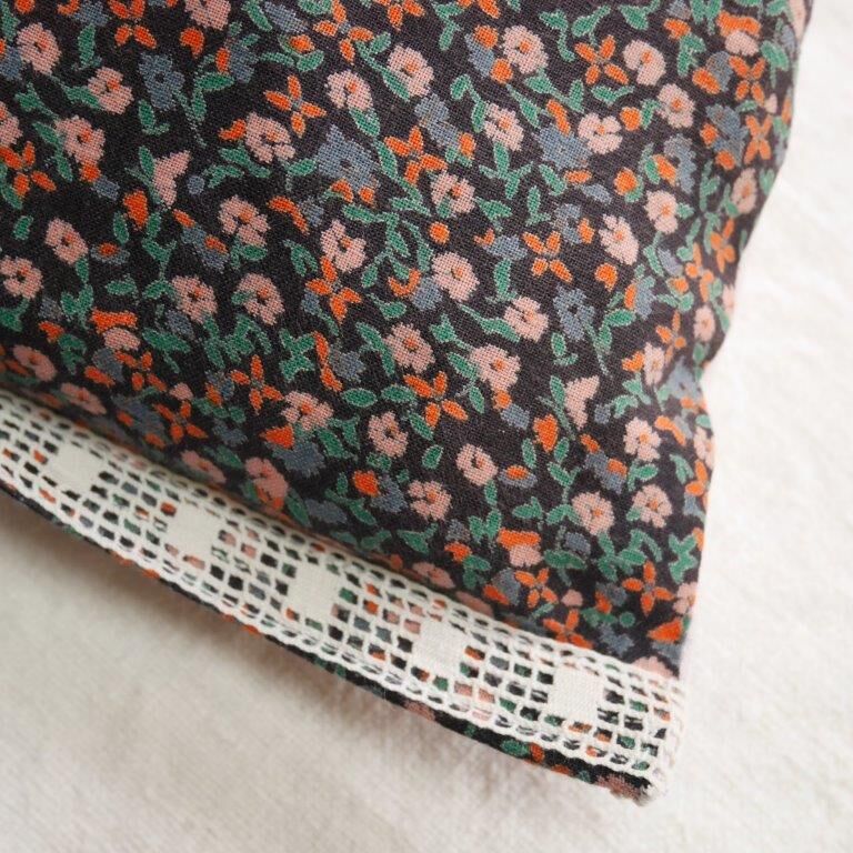 Doll bassinet with its bedding