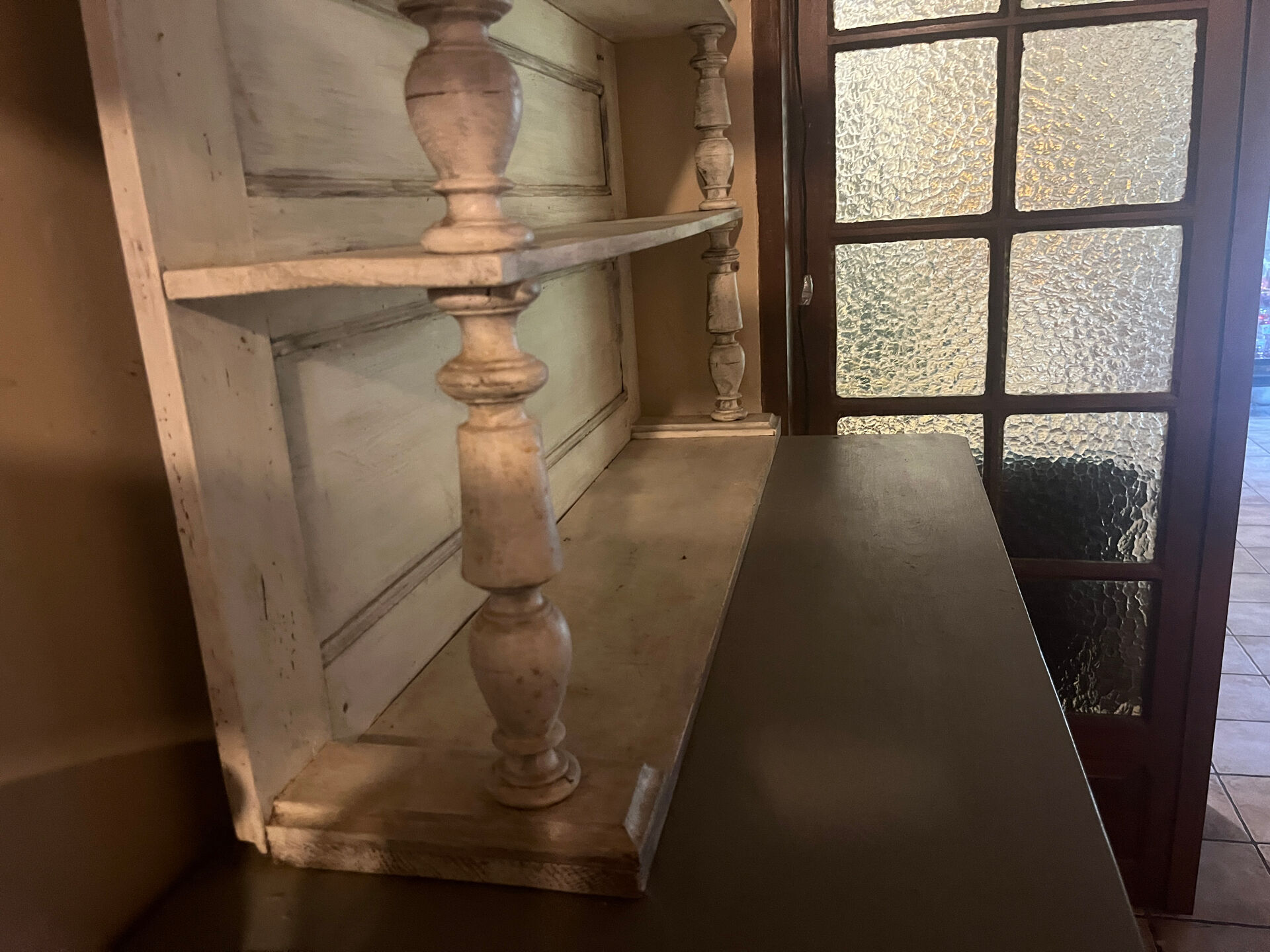 Saint Hubert cabinet top