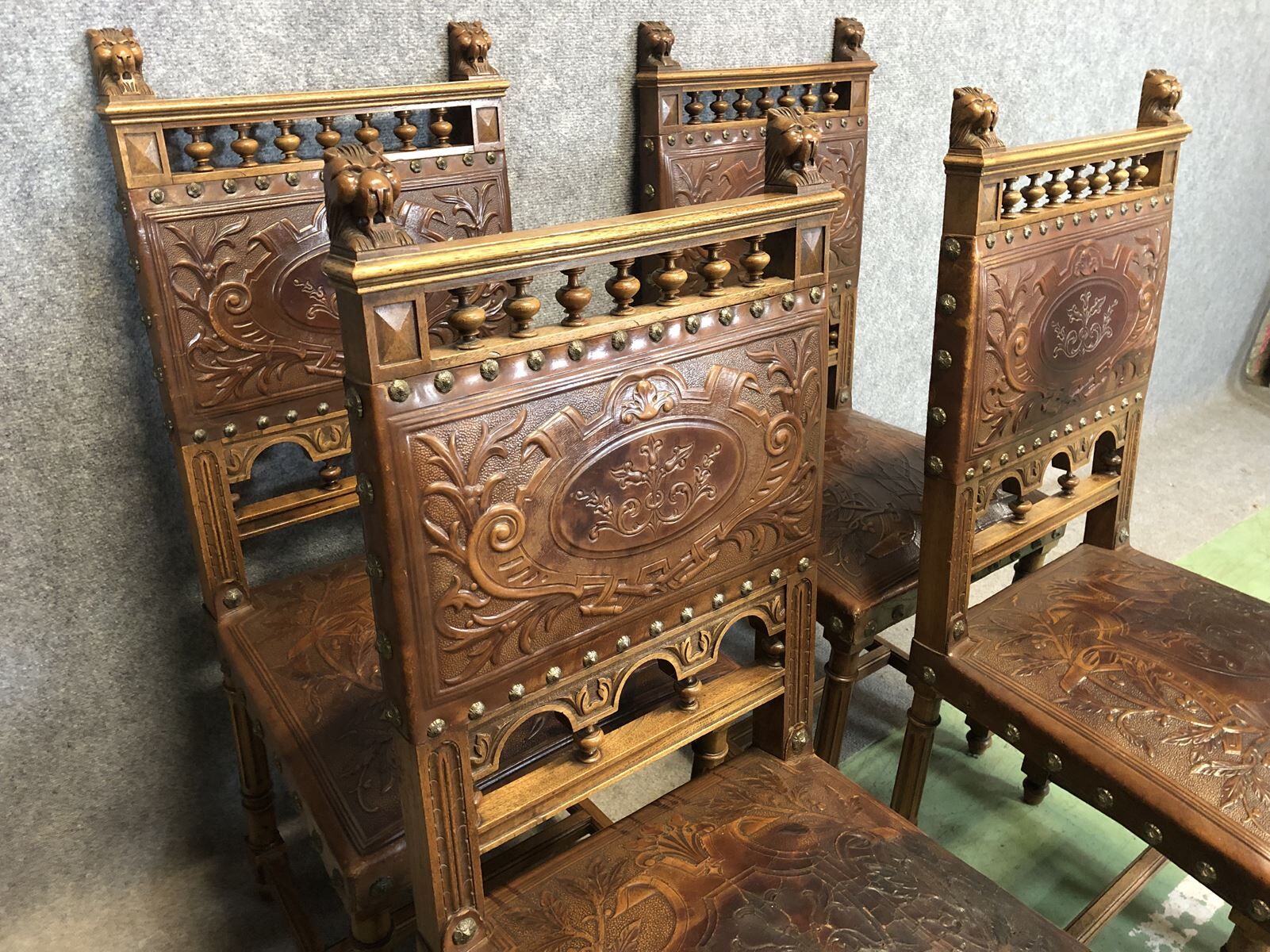 Suite of 9 Henry II chairs in walnut and leather - 1900s