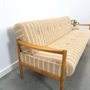 Canapé-lit beige rayé avec cadre en bois