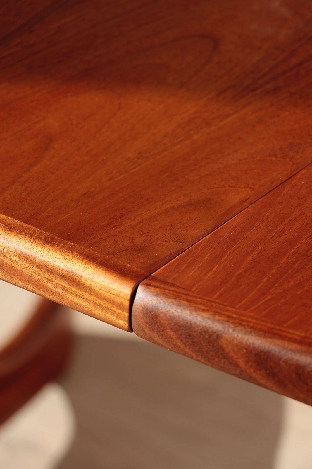 Oval dining table – 6 to 8 people – G Plan