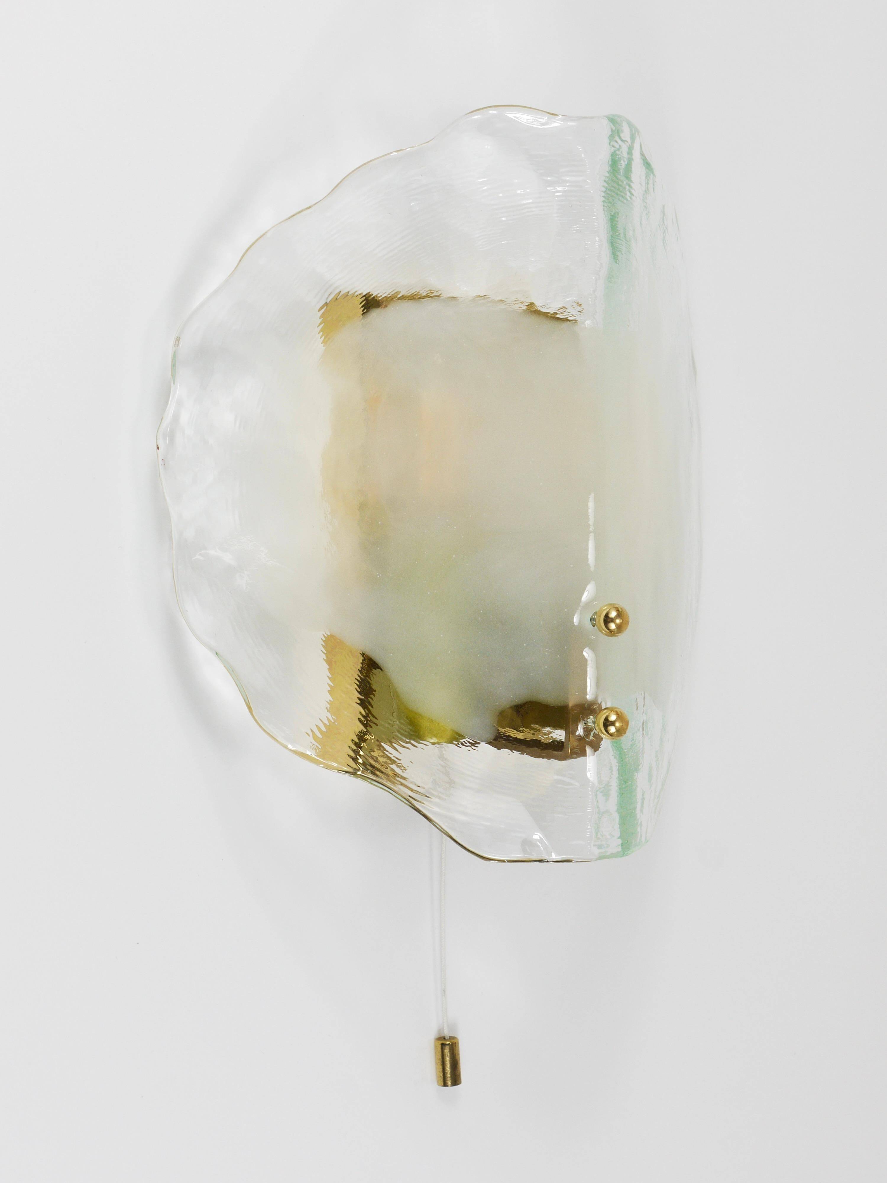 J.T. Kalmar Applique Murano en Laiton et Verre en Forme de Pétale, Vienne, années 1970
