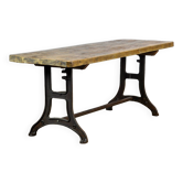 Table Industrielle Avec Un Plateau En Vieux Pin