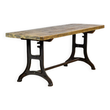 Table Industrielle Avec Un Plateau En Vieux Pin
