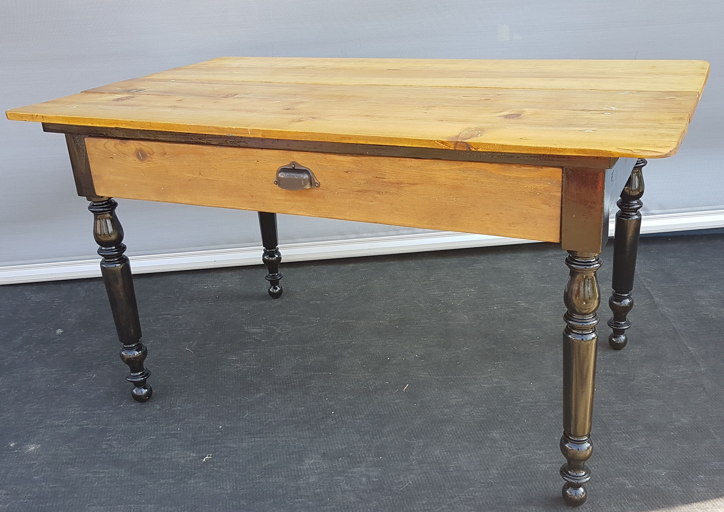 Table pine two-tone black and honey