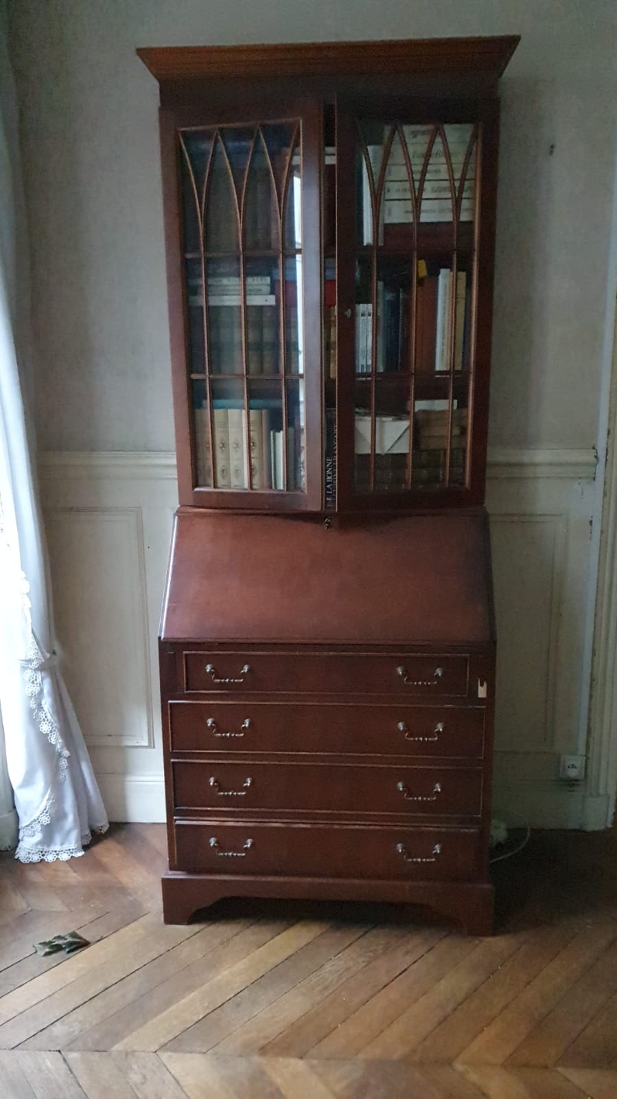 Secretary or English Scriban with showcase