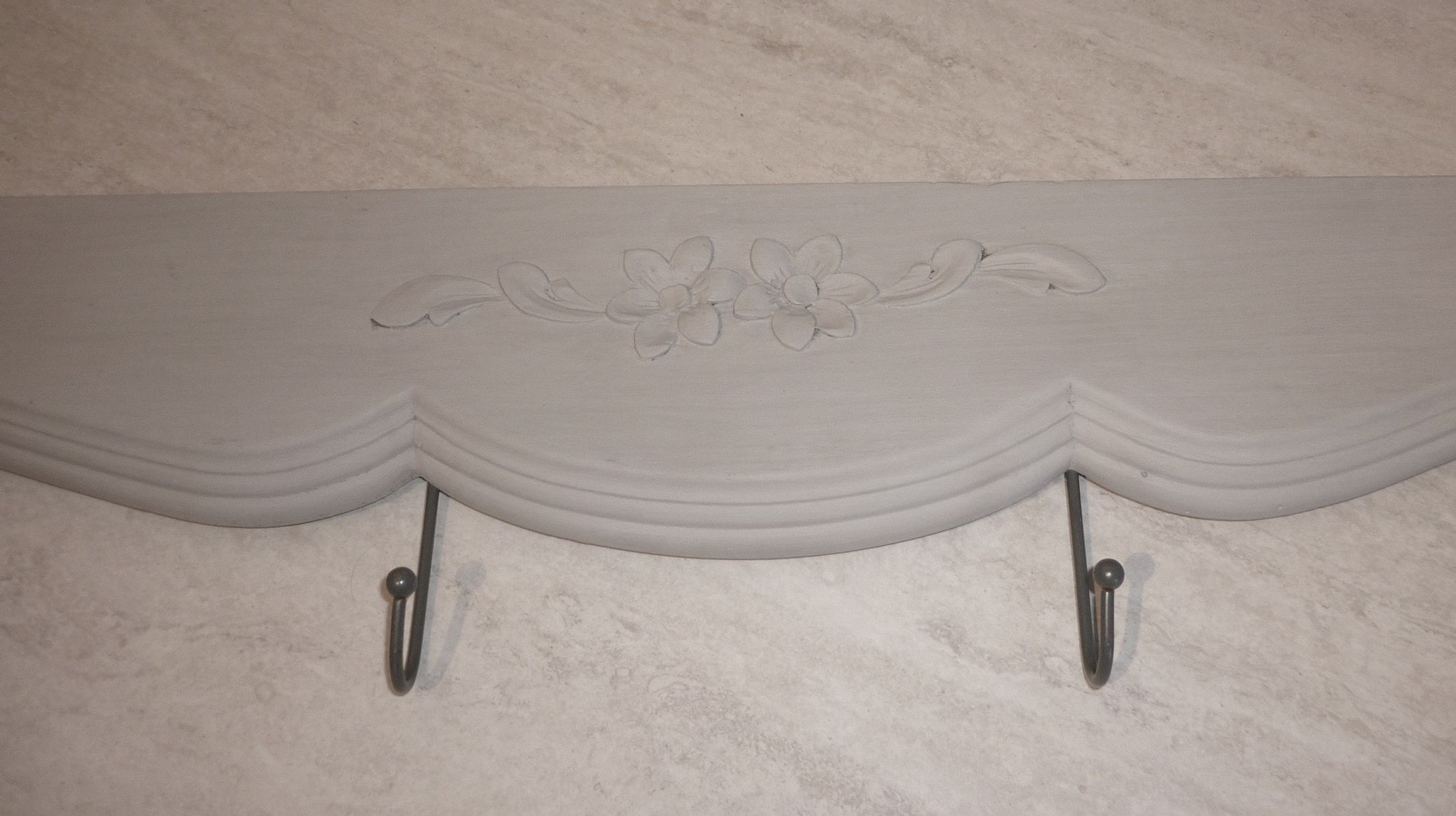 Porte manteaux en bois 4 patères fleurs gris