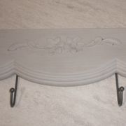 Porte manteaux en bois 4 patères fleurs gris