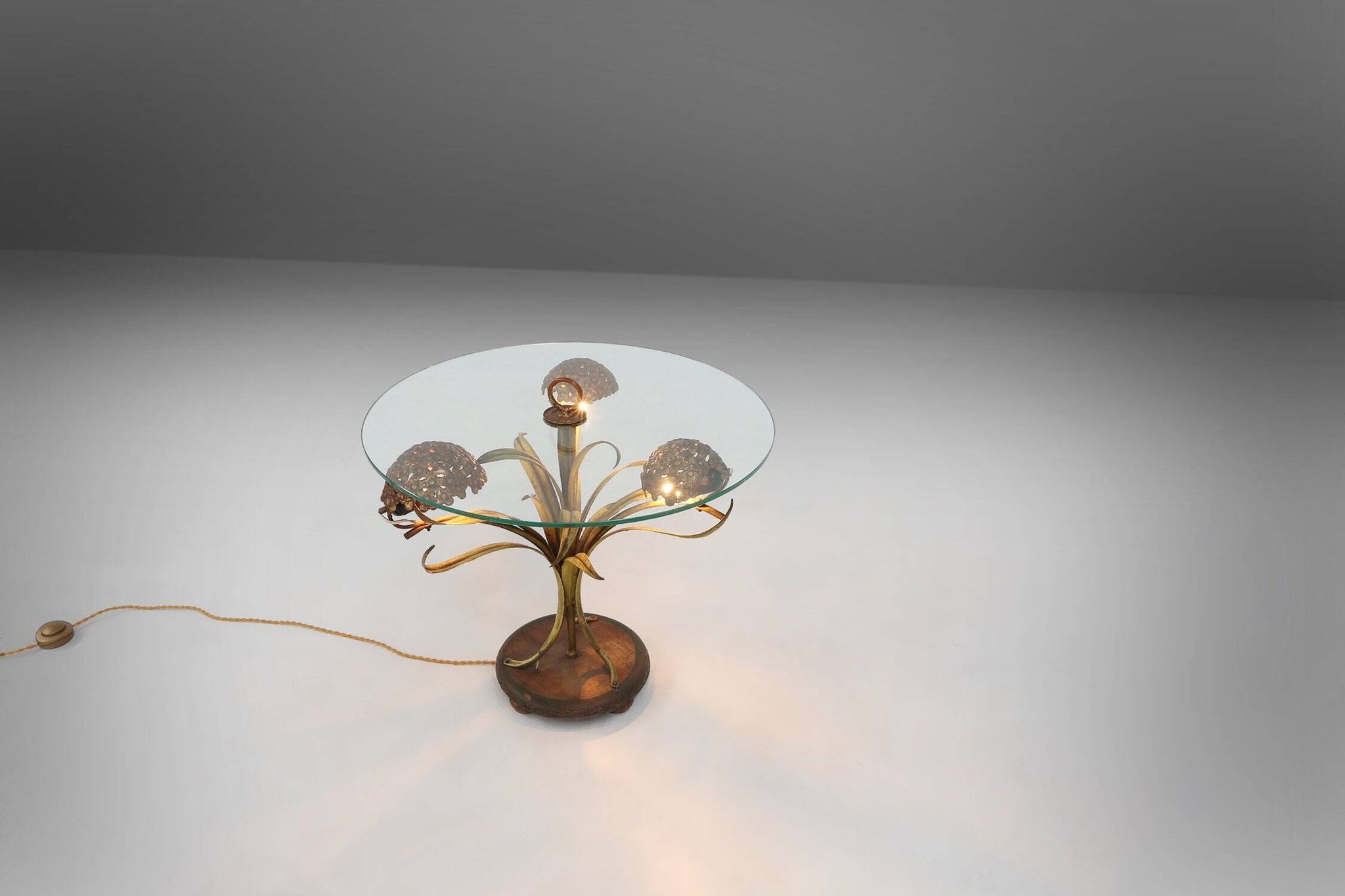Table basse de style Hollywood Regency avec éclairage et fleurs en laiton, France