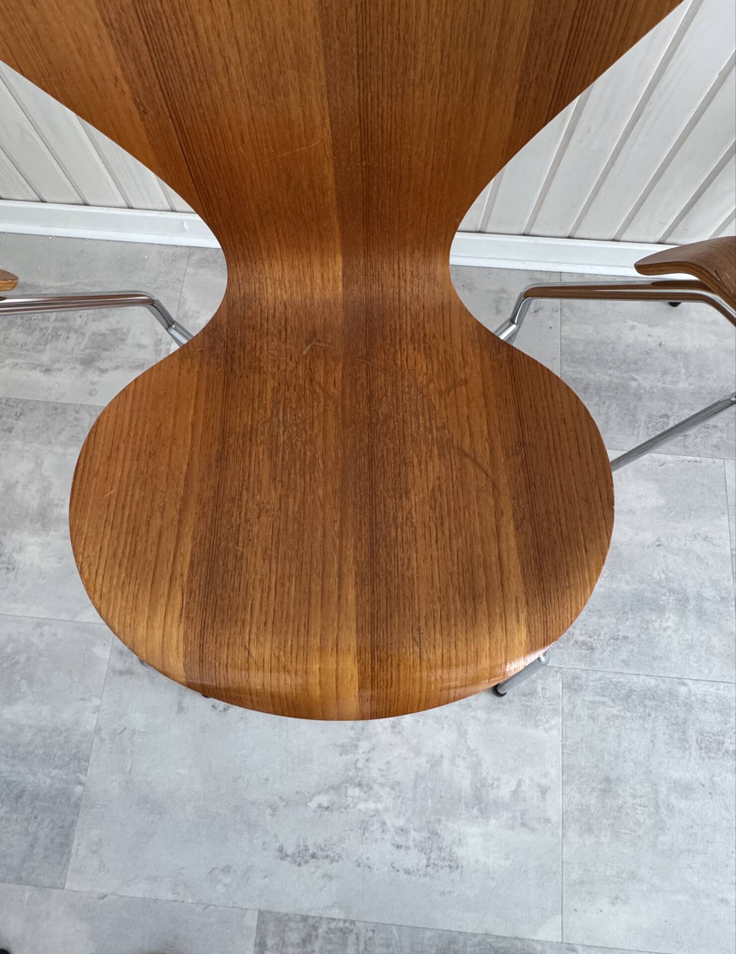 2 Series 7 chairs with armrests (3207) by Arne Jacobsen – Fritz Hansen