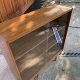 Mid-Century display cabinet in brown wood and glass, 1960s, 2 shelves.