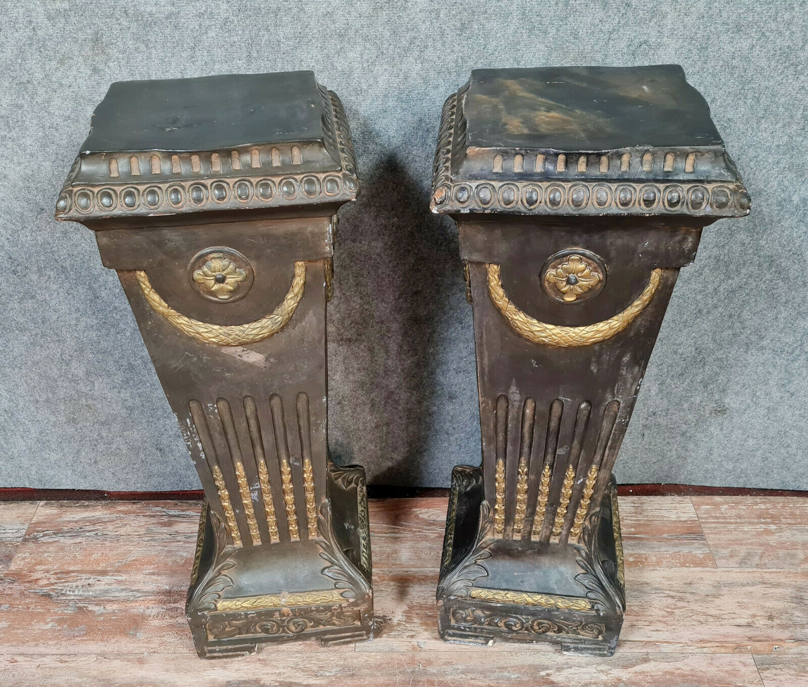 Pair of Louis XVI columns in lacquered and gilded plaster around 1800