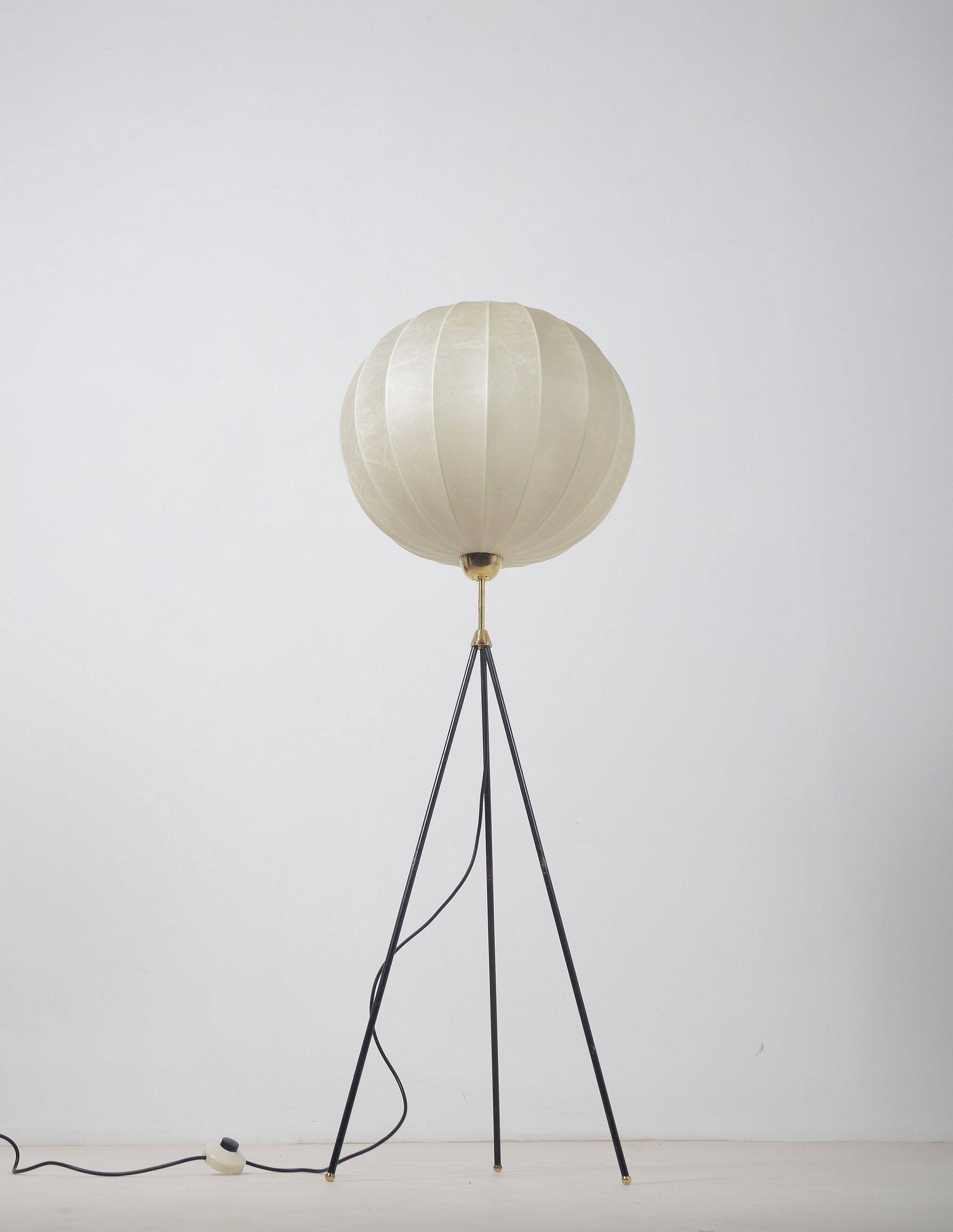 Lampadaire tripode cocon en fibre de verre et laiton, années 1960