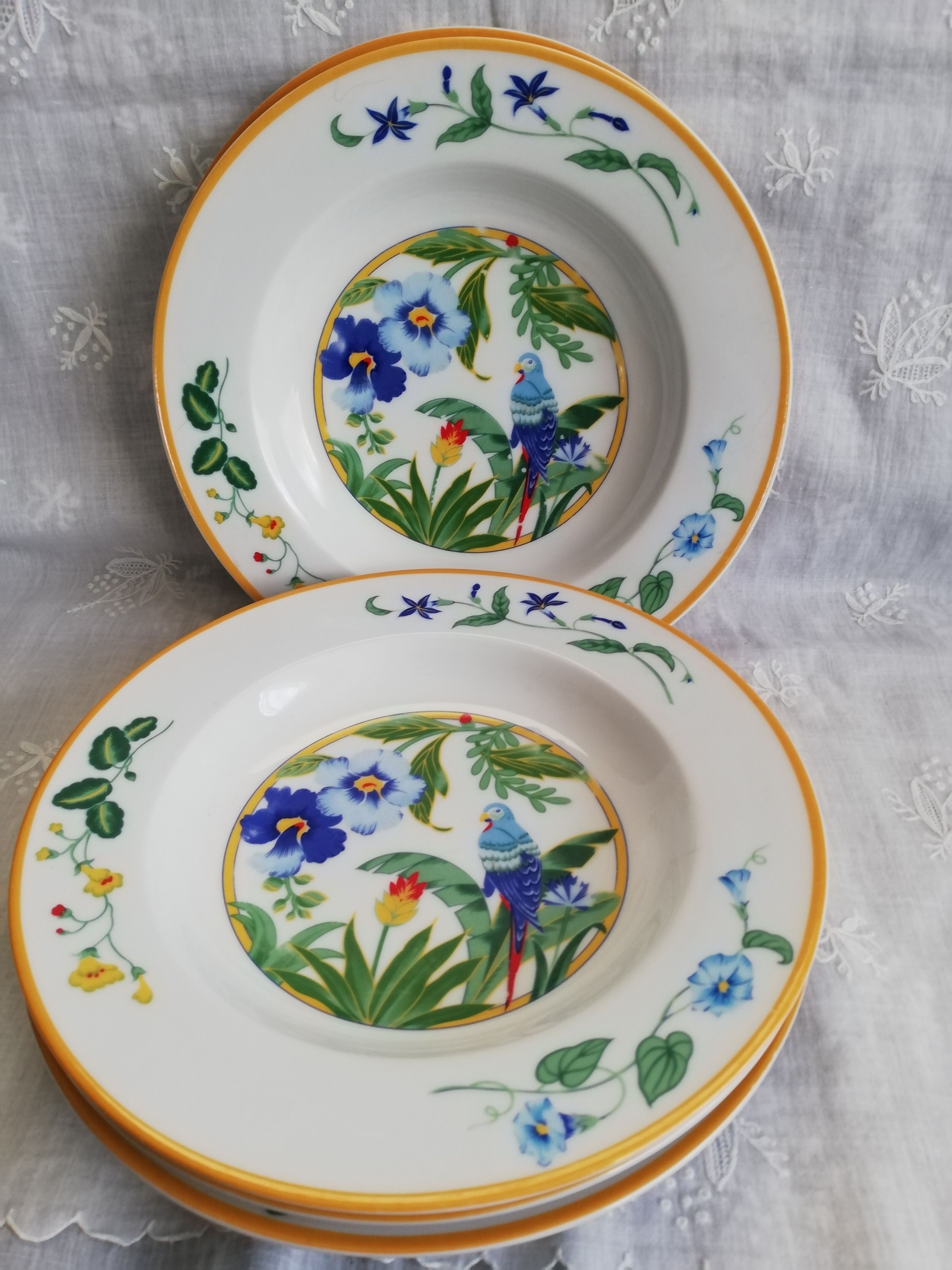 Set of 6 hollow plates model Ara