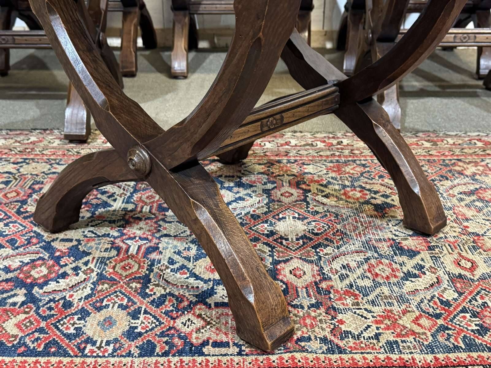 Suite de 6 chaises et 2 fauteuils en chêne et cuir à décor gothique