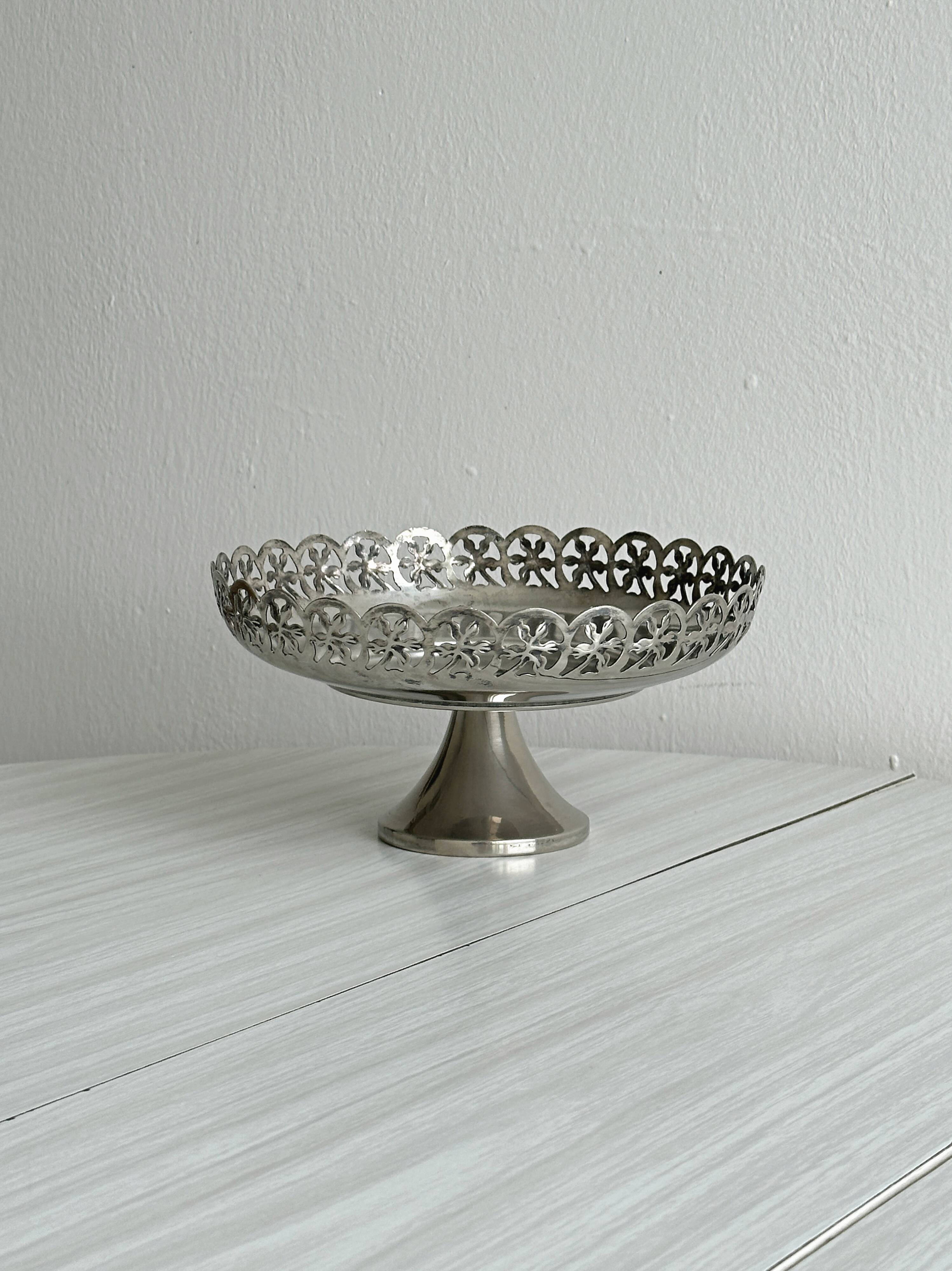 Coupe sur pied en métal