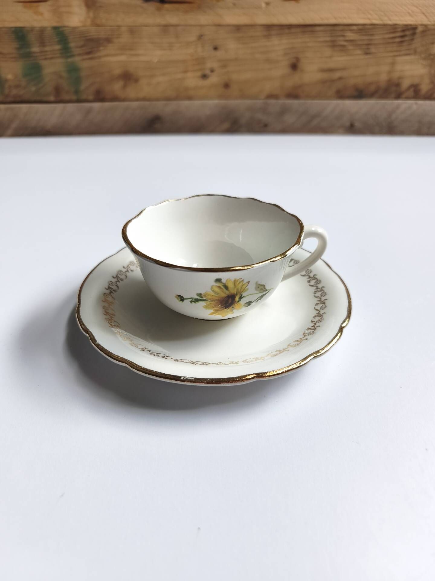 Set of 8 vintage cups with saucers Gien daisies.