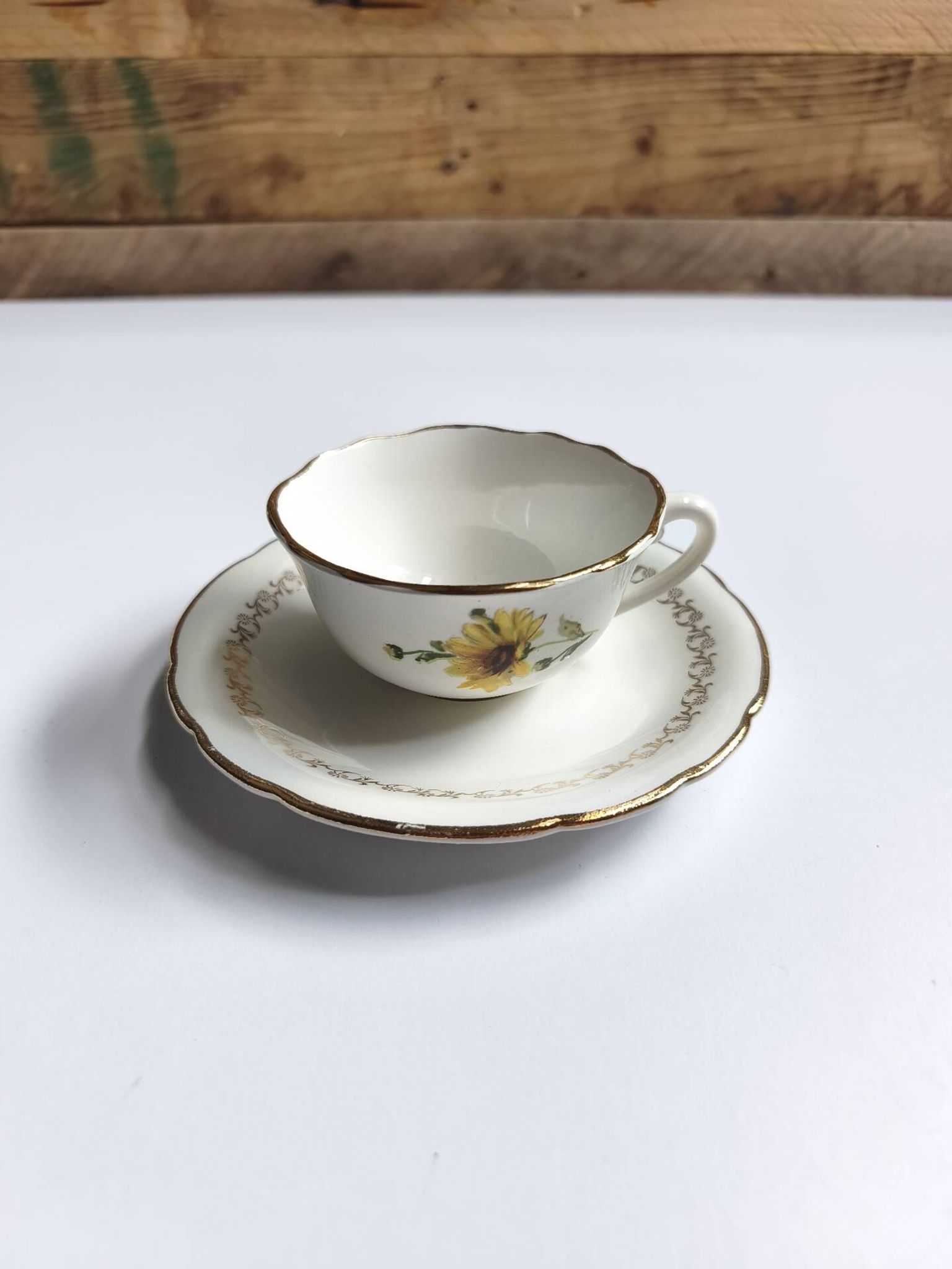 Set of 8 vintage cups with saucers Gien daisies.