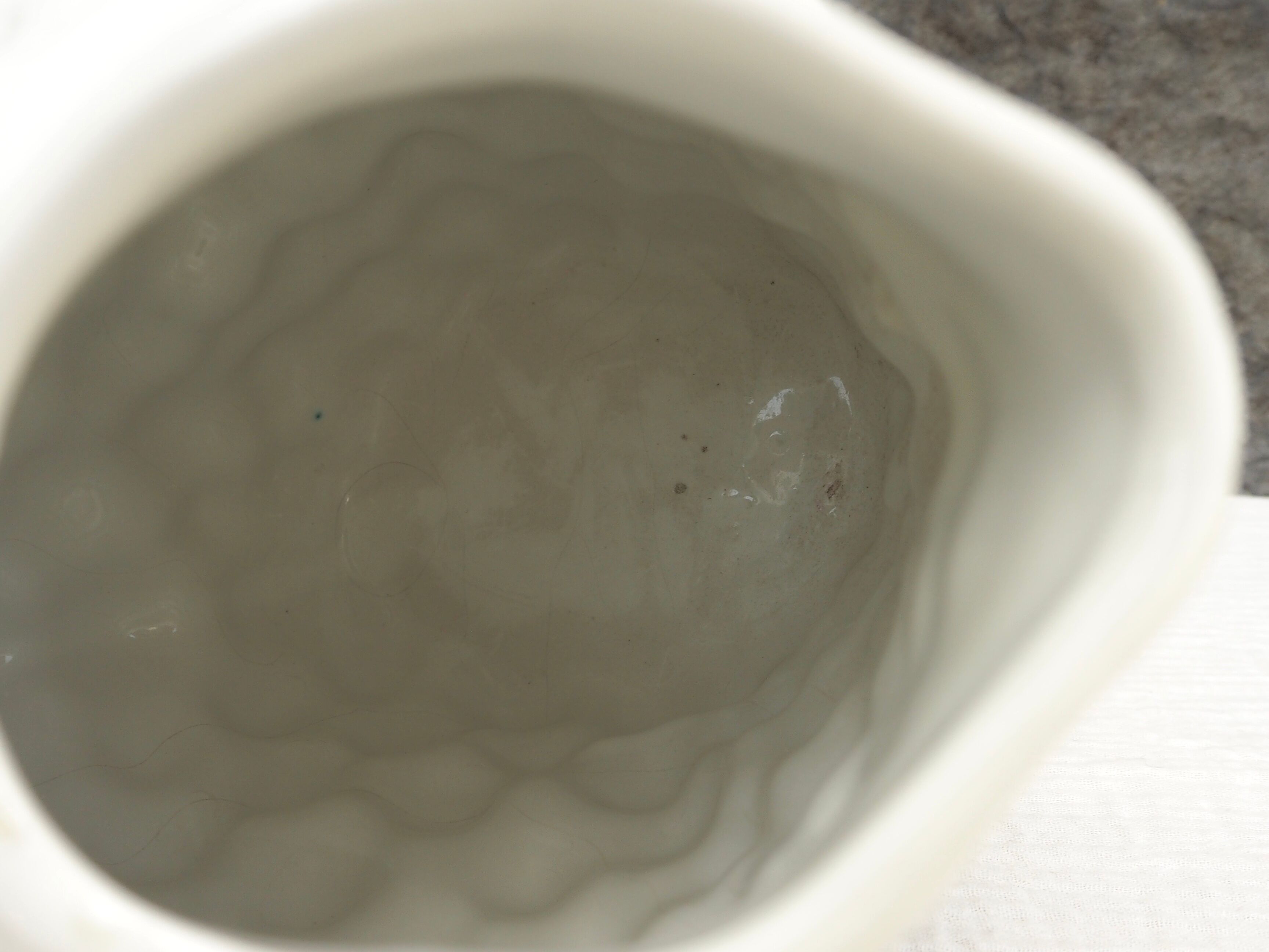 Pichet raisin en céramique blanche