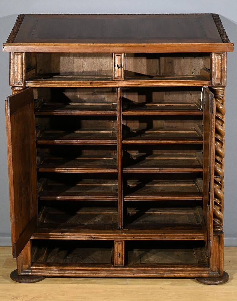 Oratory in solid walnut, Neo-Gothic Renaissance style – Late 19th century