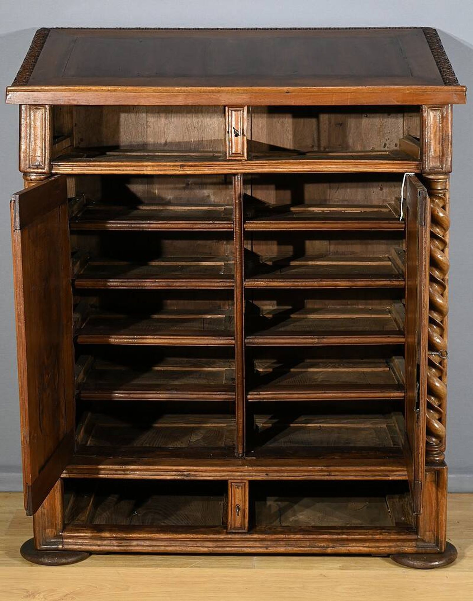 Oratory in solid walnut, Neo-Gothic Renaissance style – Late 19th century