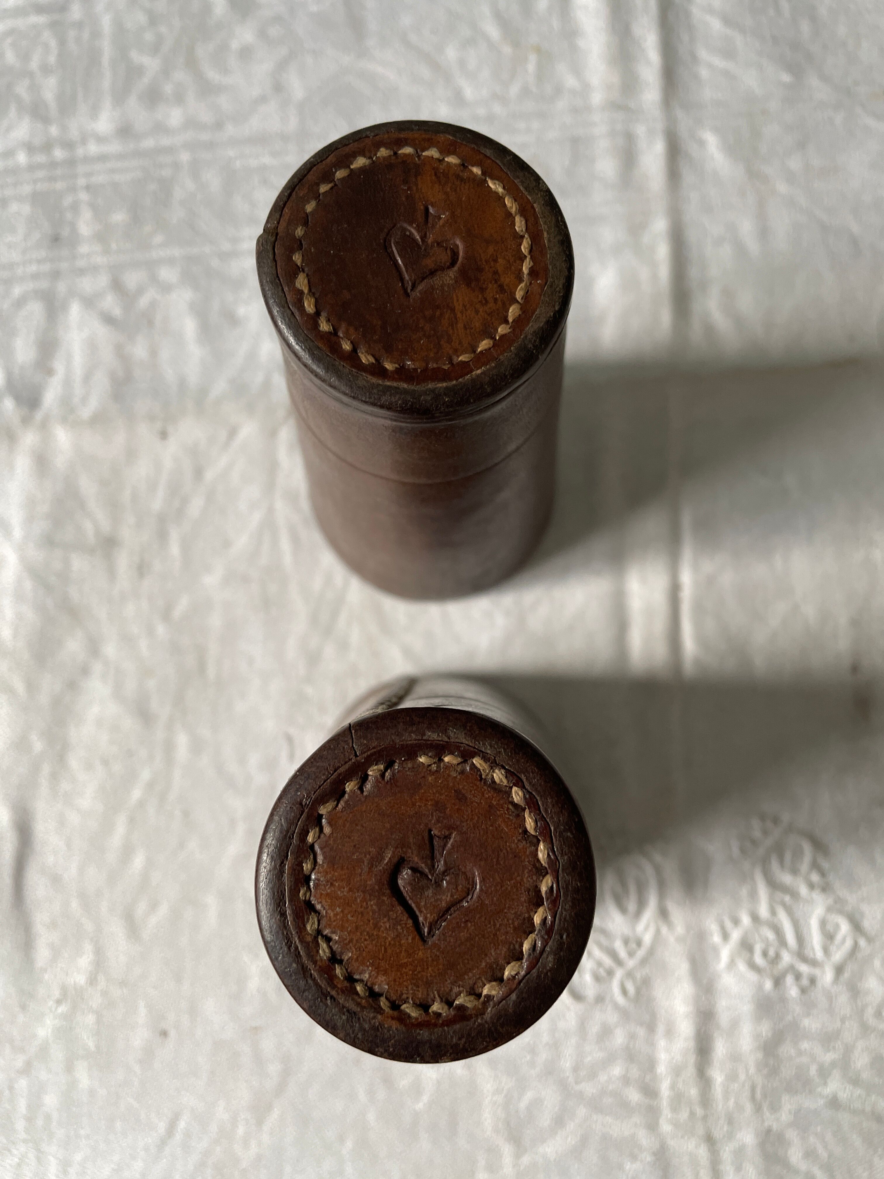Paire de gobelets à dés en cuir, début XXème