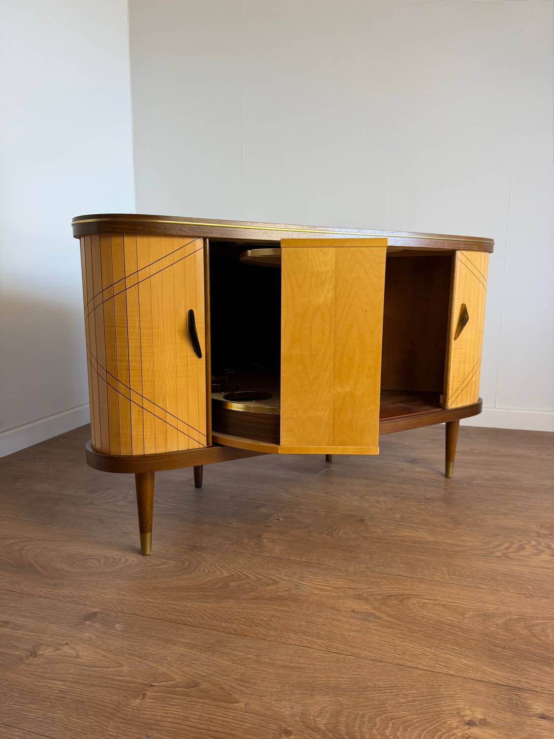 Meuble bar vintage à plateau tournant – l’esprit cocktail des années 50