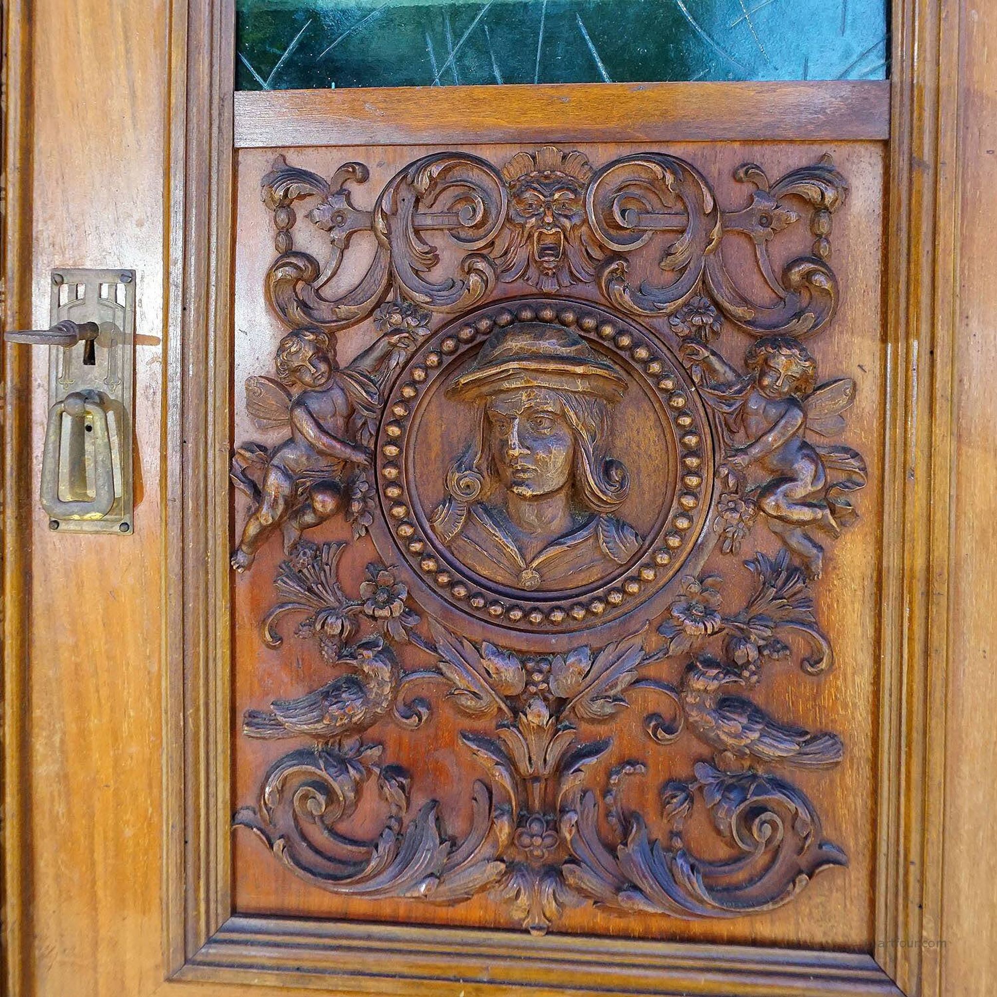 Buffet ancien en bois sculpté avec plusieurs sculptures