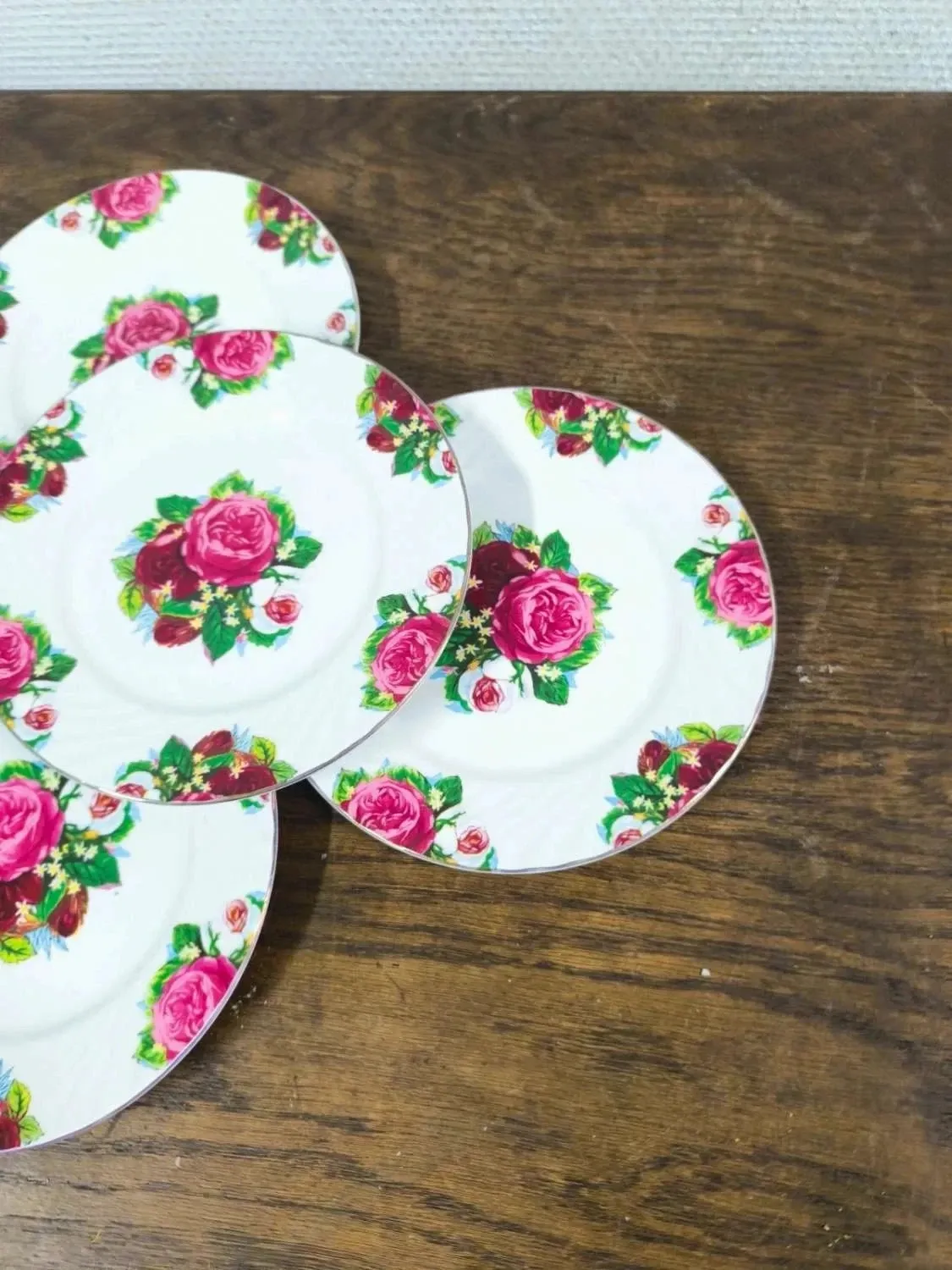 Set of 4 vintage-style pink floral plates (V2)