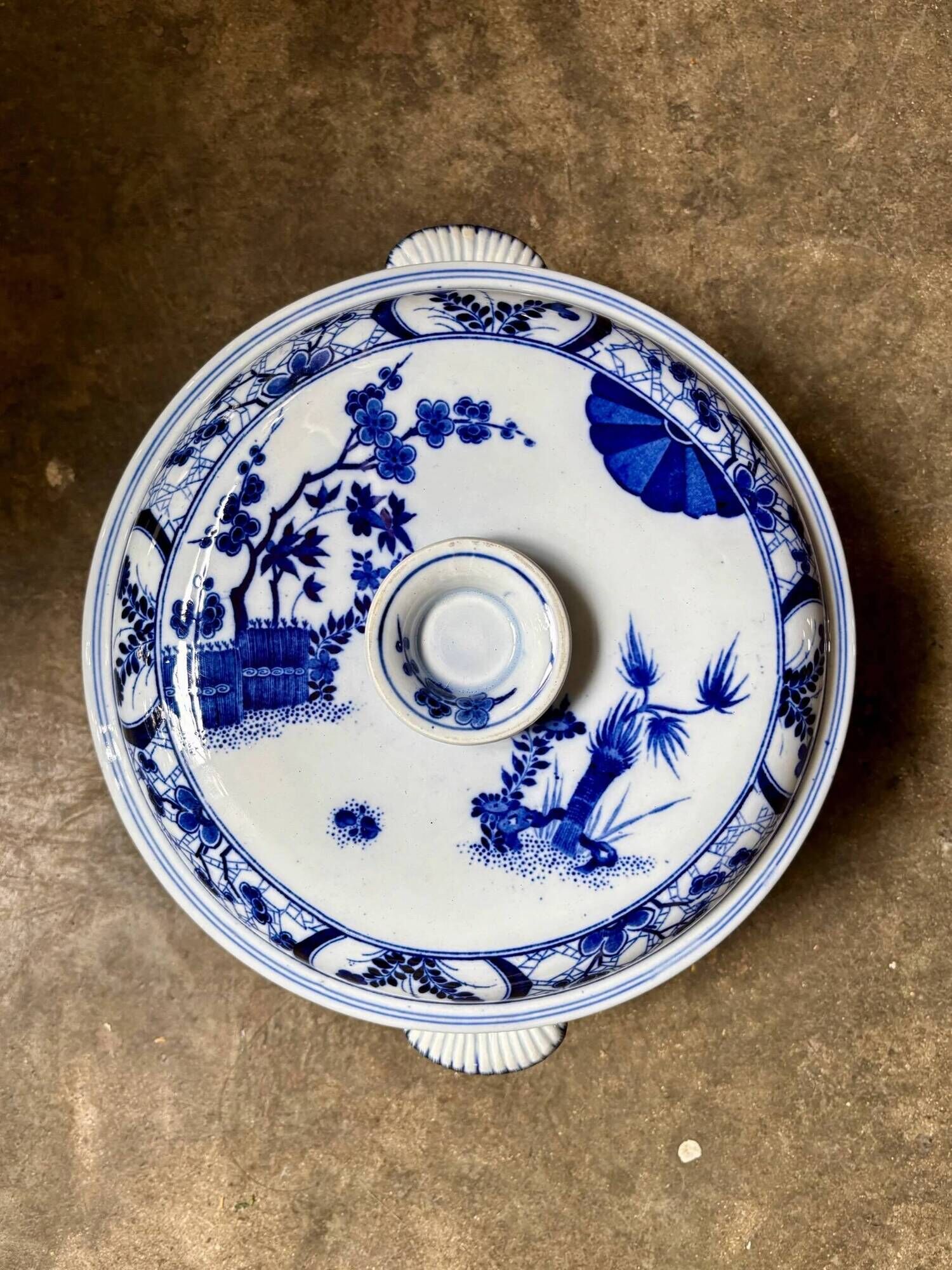 Large soup tureen Creil & Montereau in blue ironstone, "Japan" service.