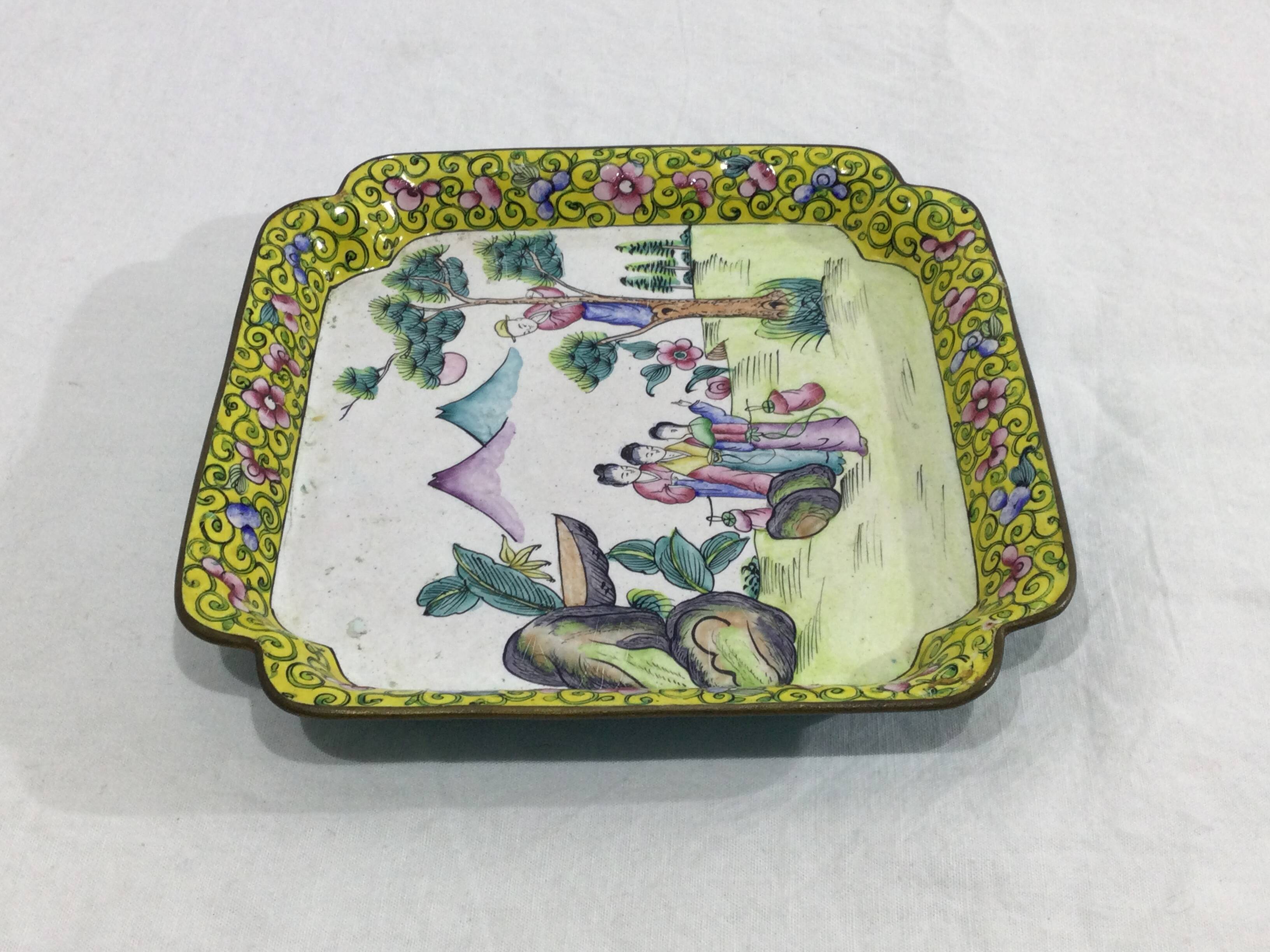 Plateau asiatique en cuivre émaillé