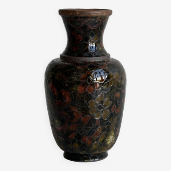 vase en émaux cloisonnés.