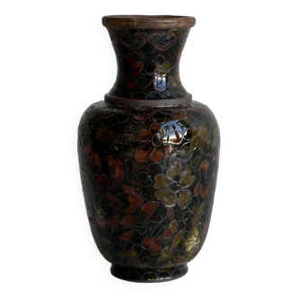 vase en émaux cloisonnés.