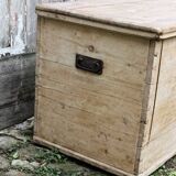 Old wooden chest, dovetail assembly
