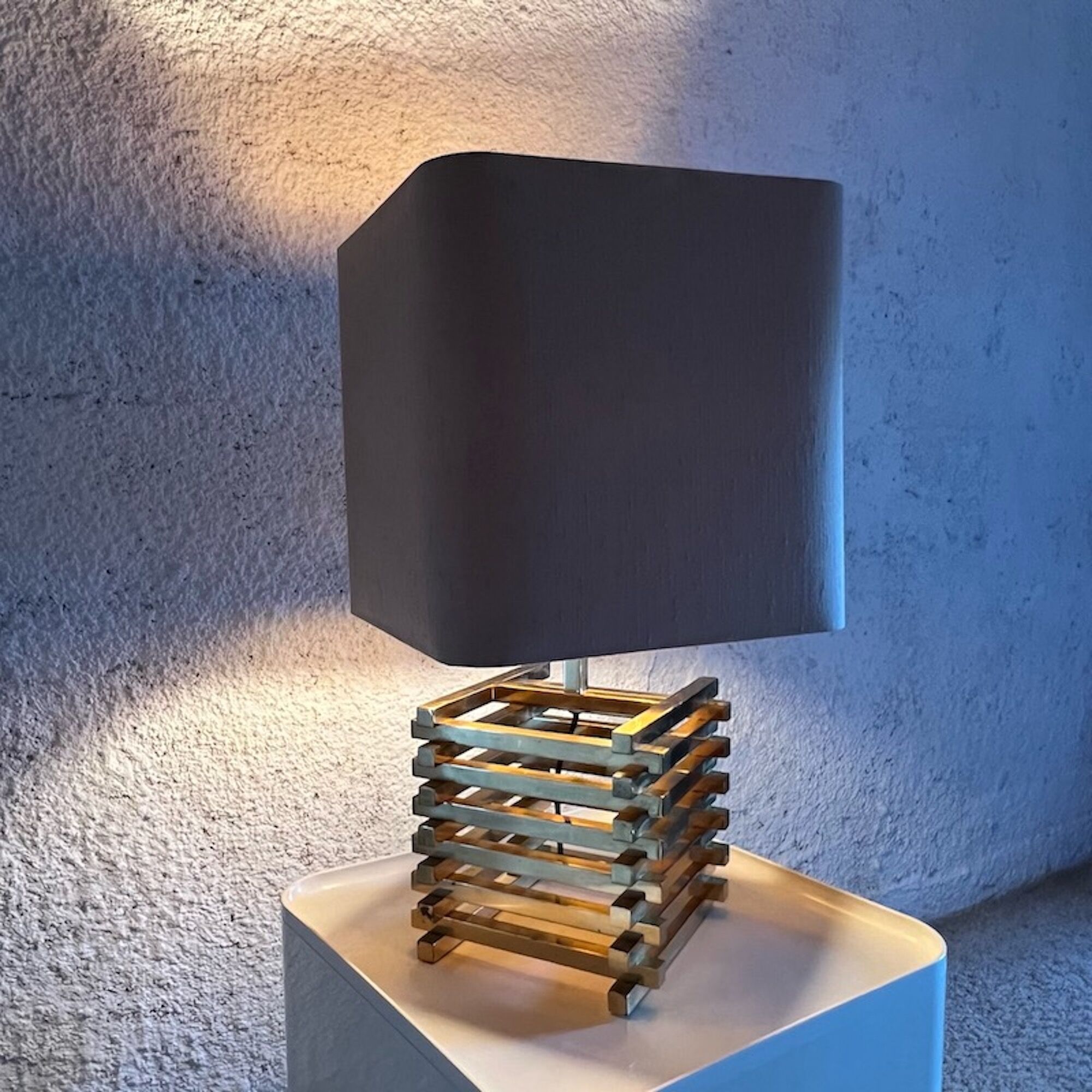 Lampe de table en laiton de luxe par Romeo Rega, années 60