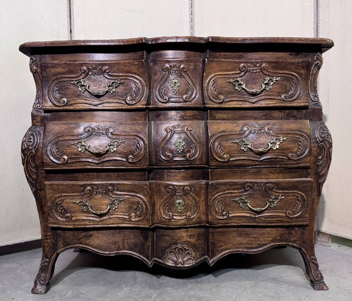 Curved tomb chest in the Provençal Louis XV style made of solid wood.
