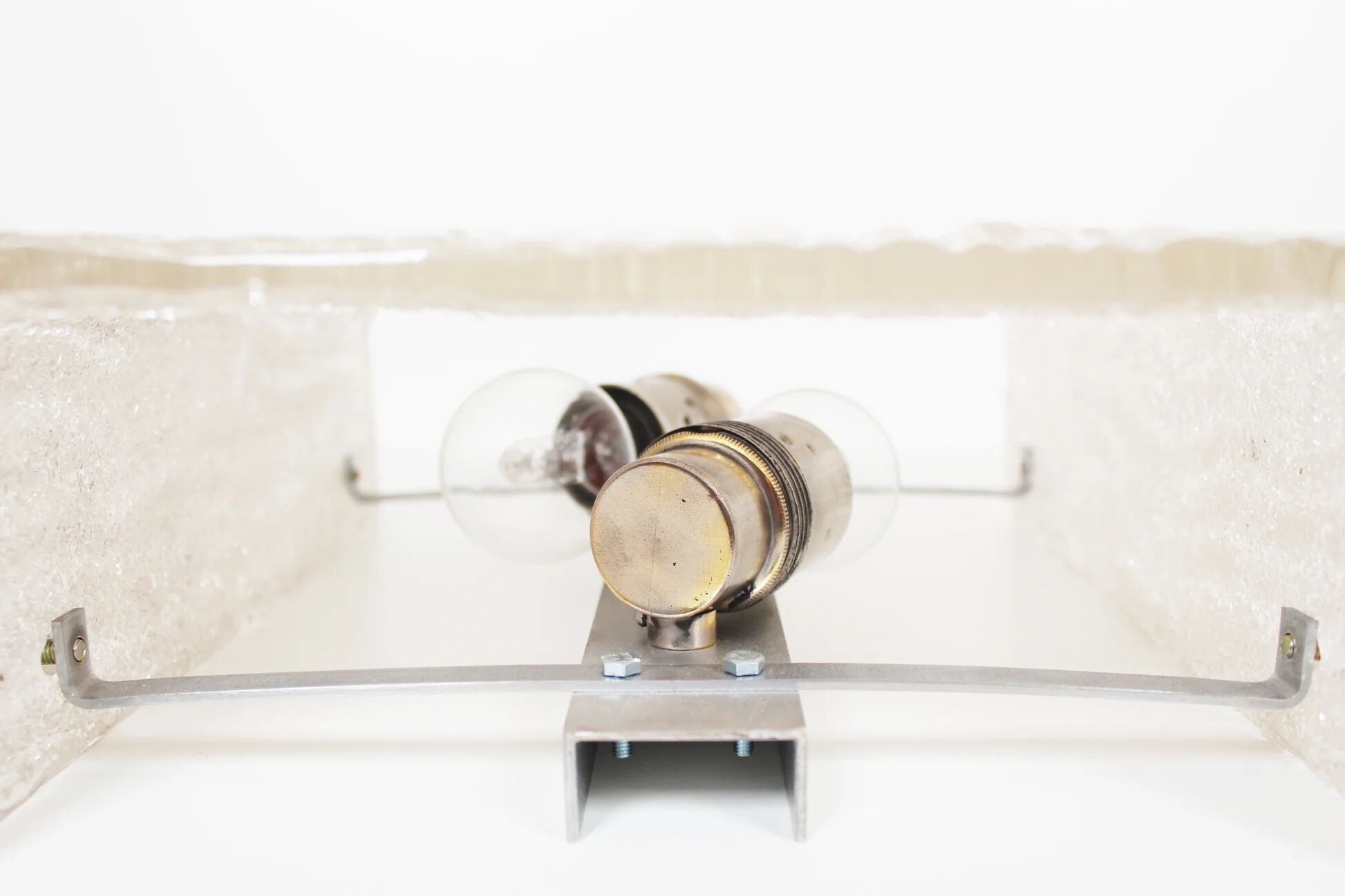 Paire XL de lampes murales vintage des années 70 en 'verre à glace' par Kaiser Leuchten