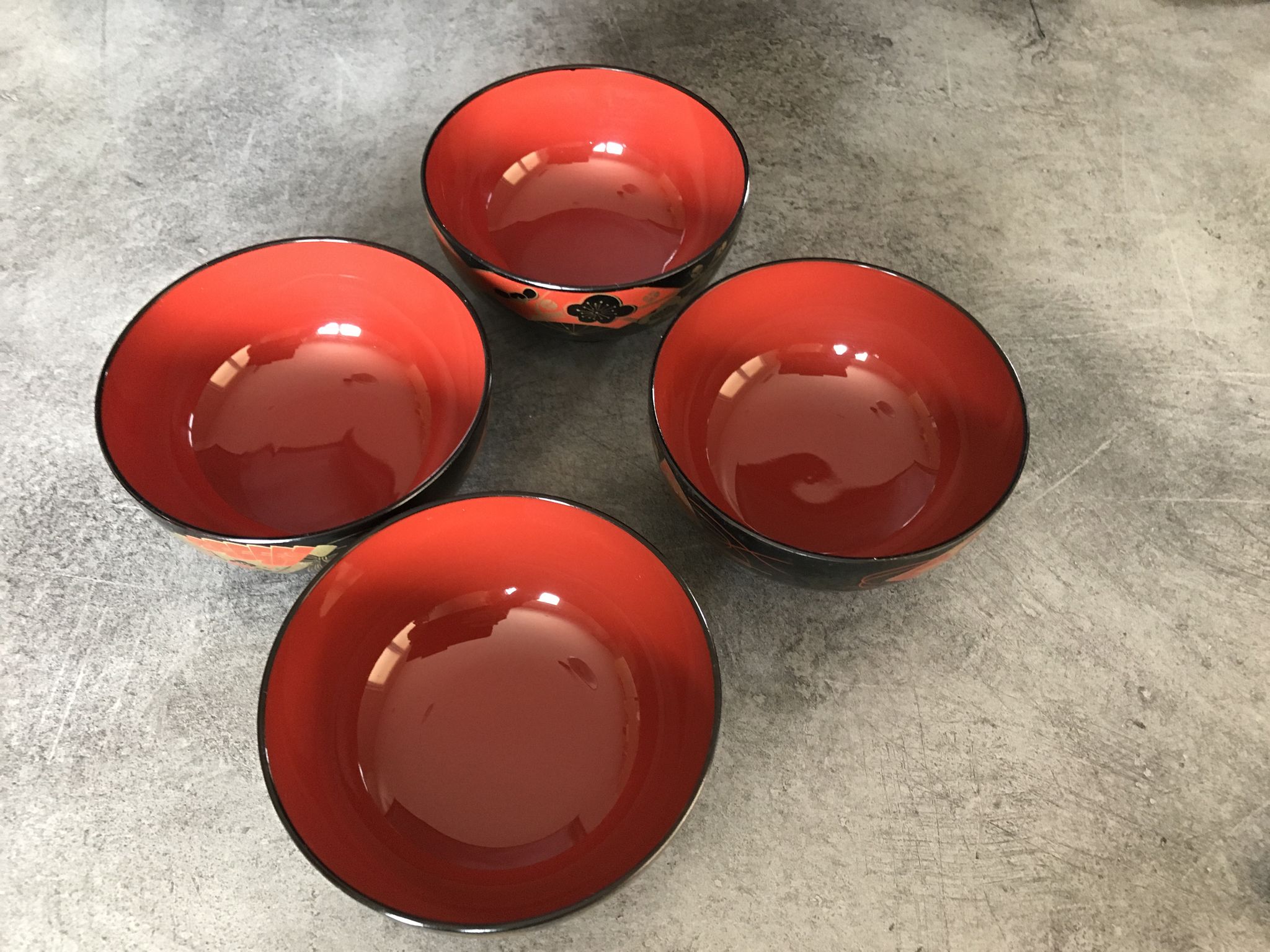 Set of 4 japanese bowls in lasewood decorated with black and red paint