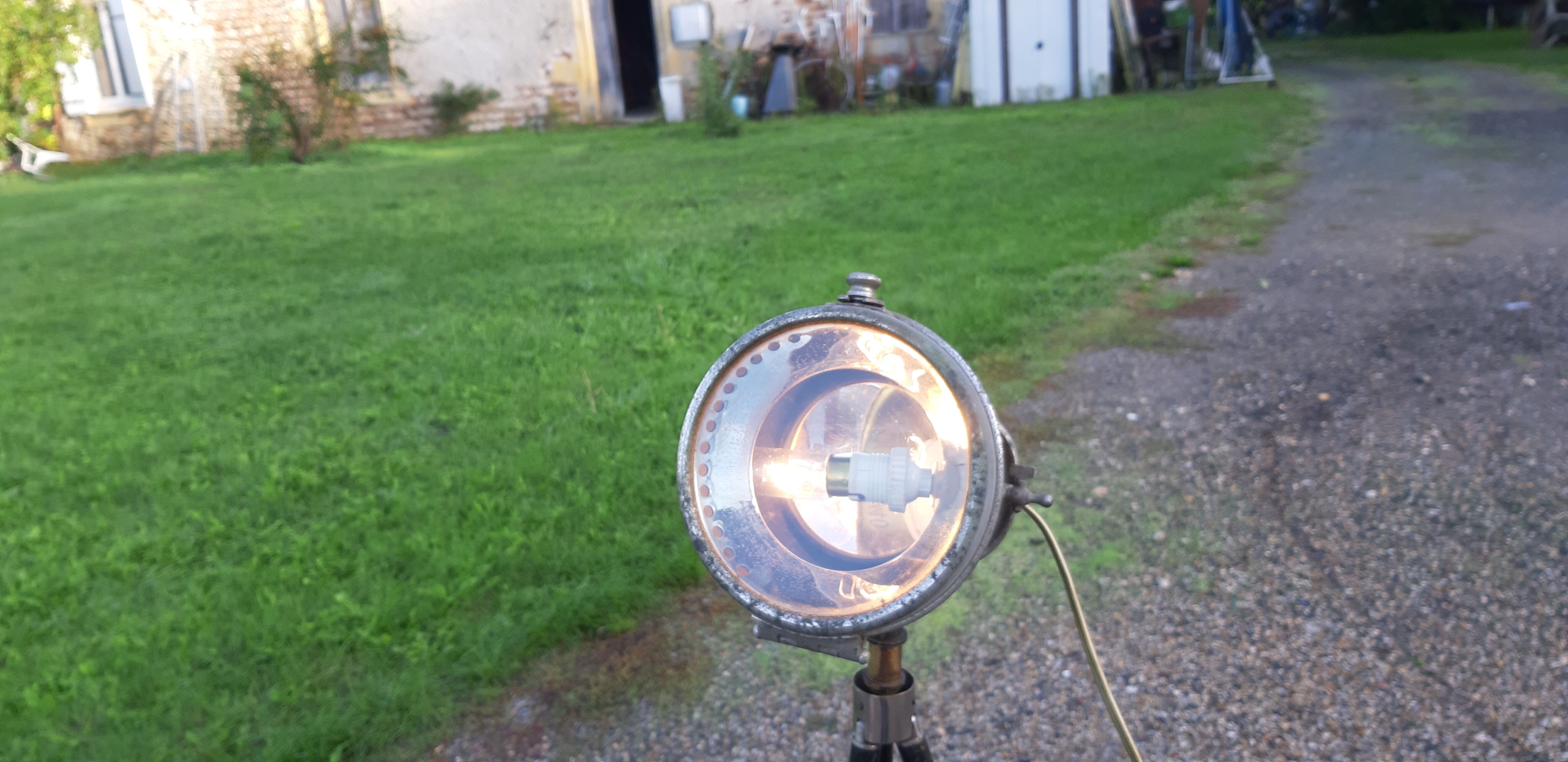 Lampe industrielle sur pied