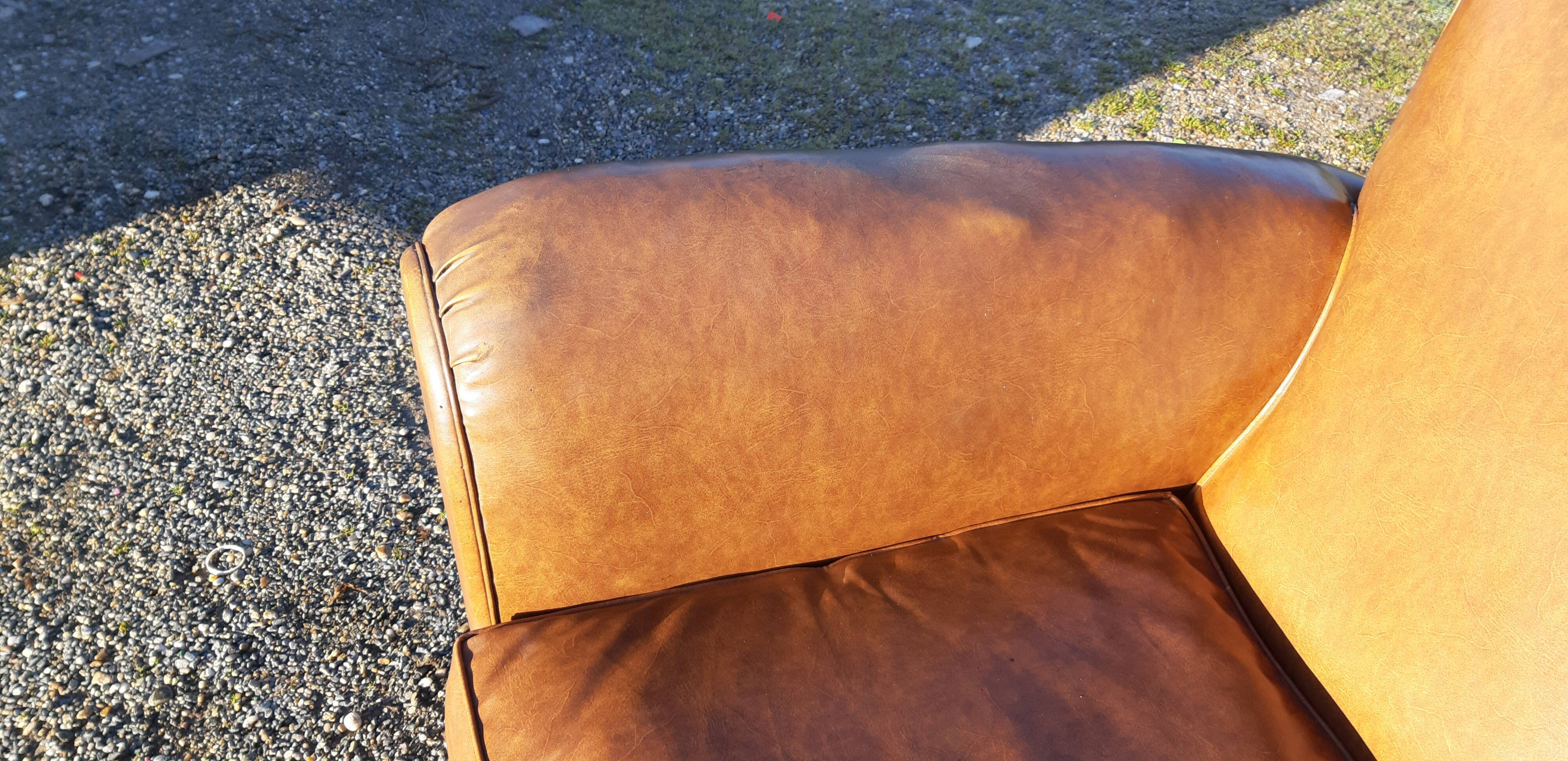 Fauteuil club des années 30 en simili cuir