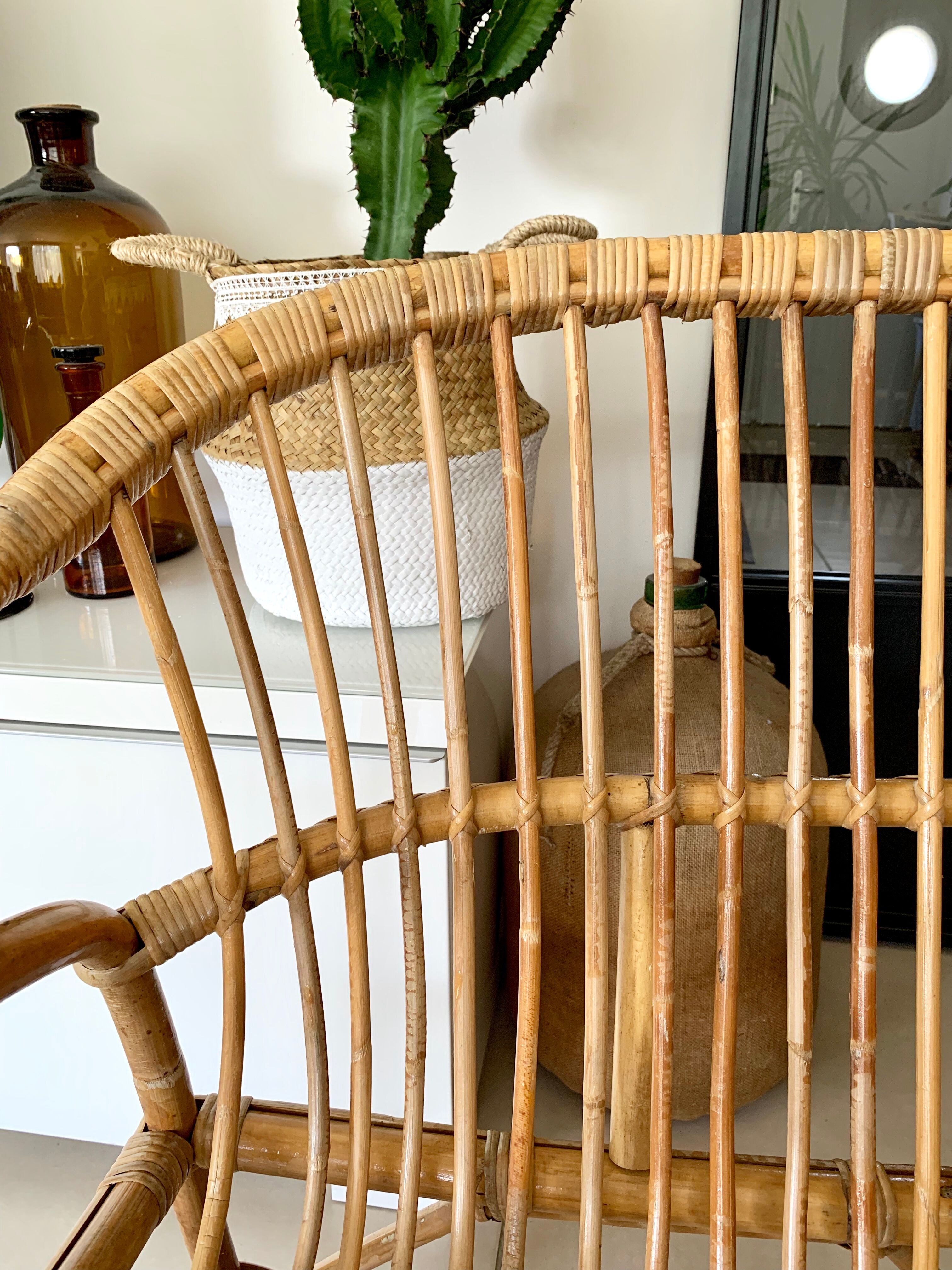 Old vintage sofa / rattan bench