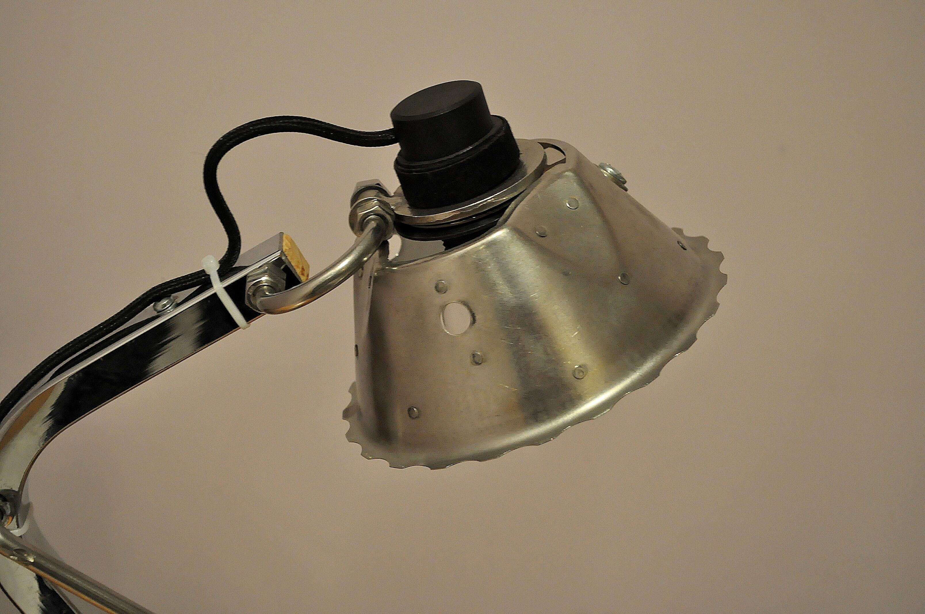 Lampe articulée et pivotante industrielle