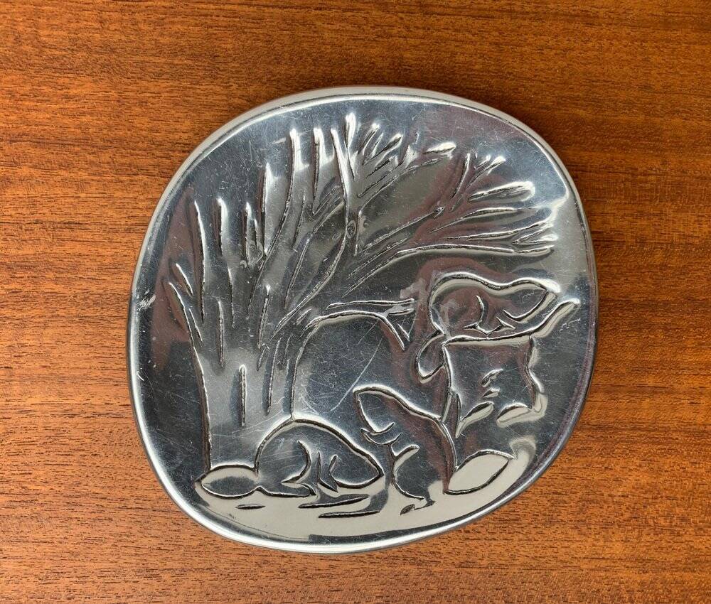 Vintage Canadian metal bowl with beaver decoration by Hoselton.