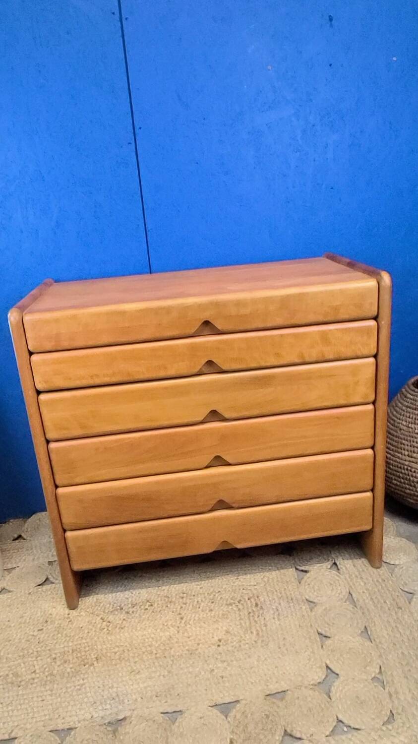 Commode vintage dans le goût de la maison regain