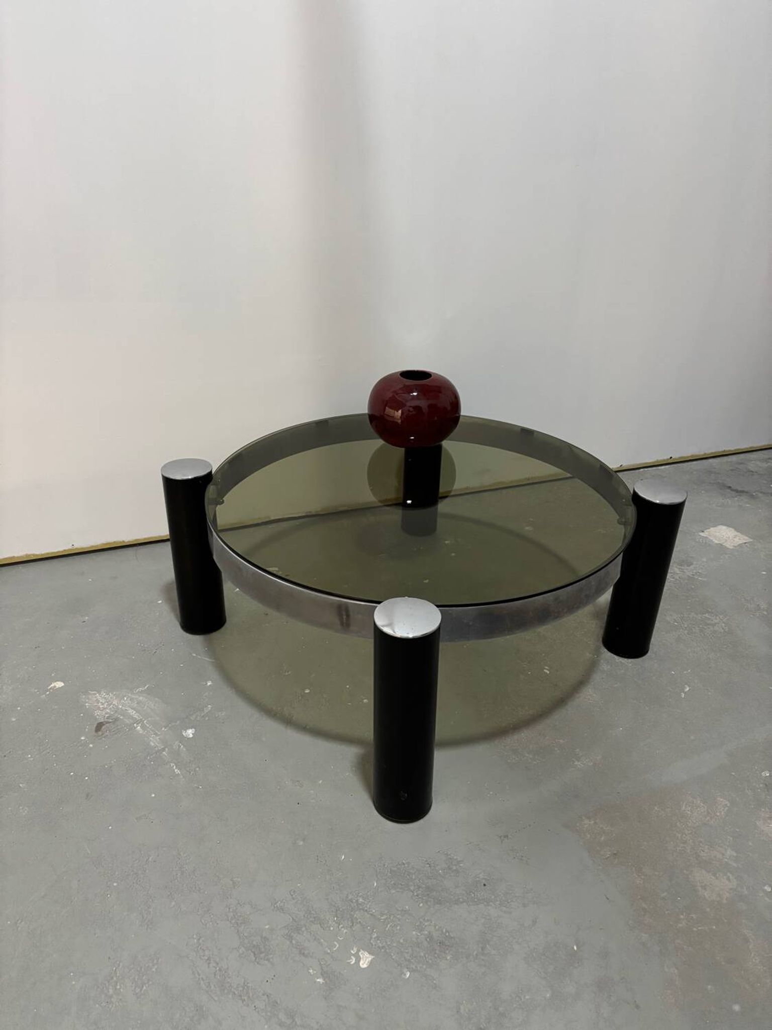Vintage Italian design round coffee table in chrome and smoked glass.