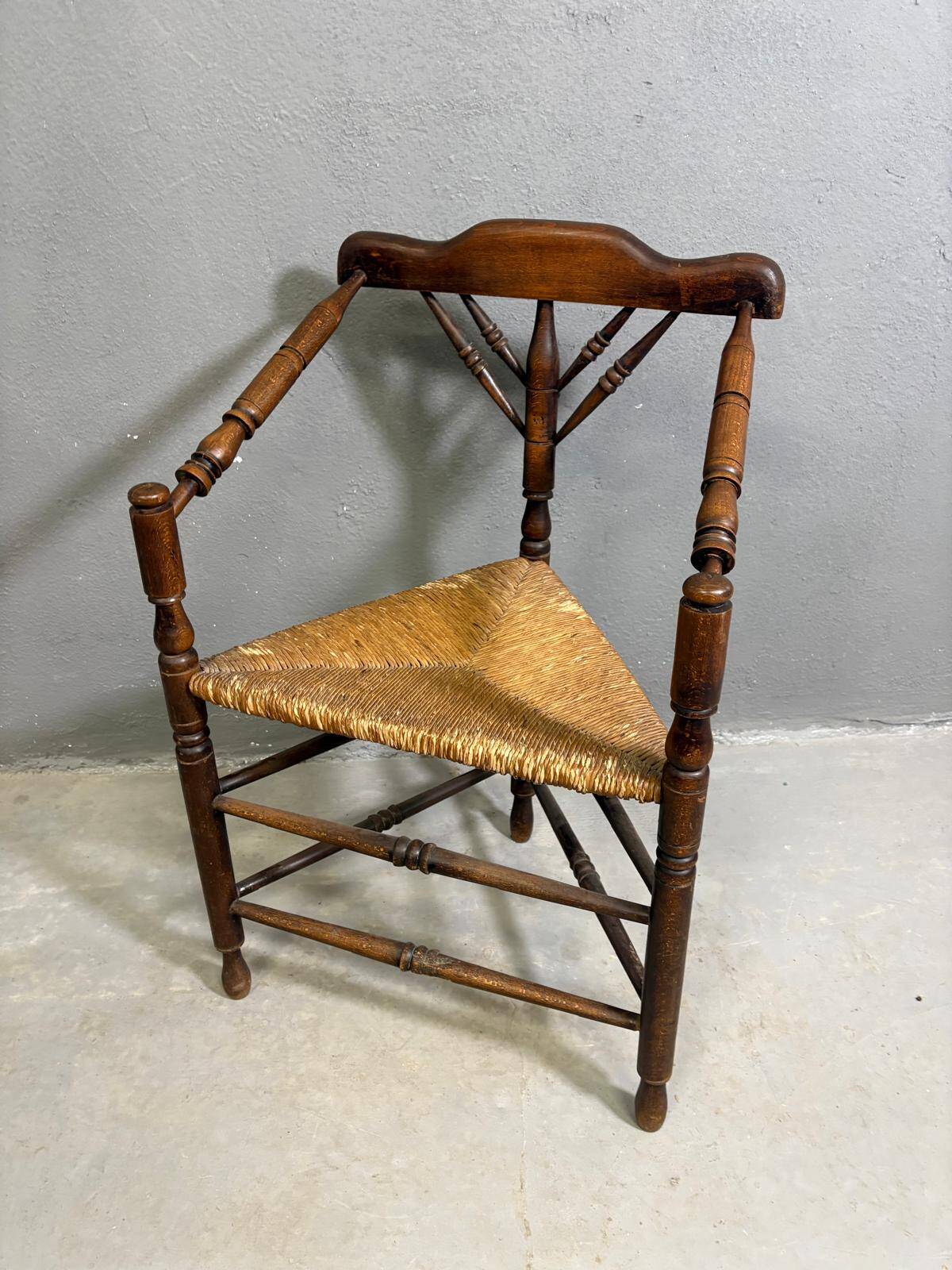 Chaise d'angle ancienne à assise en paille, vers 1880–1910