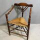 Chaise d'angle ancienne à assise en paille, vers 1880–1910